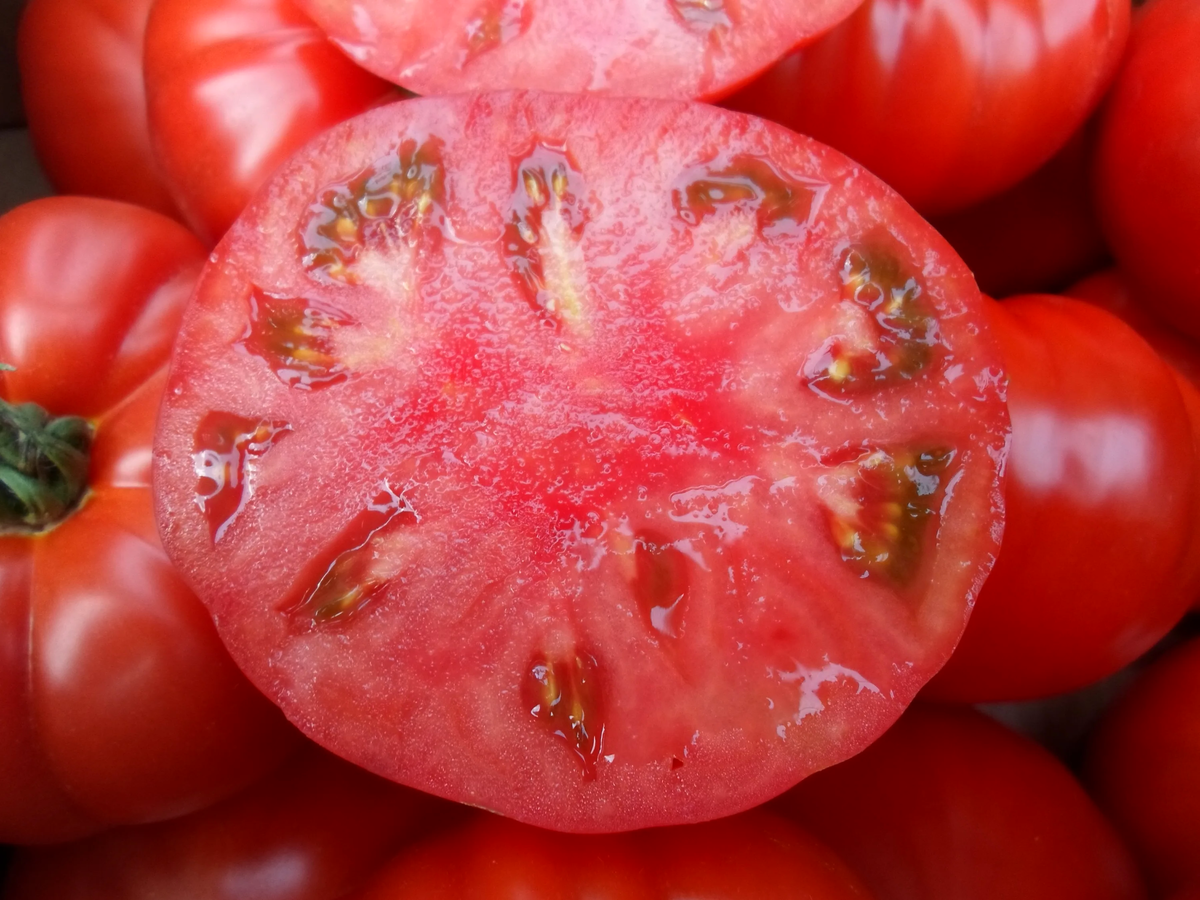 Прекрасный во всех смыслах томат в разрезе