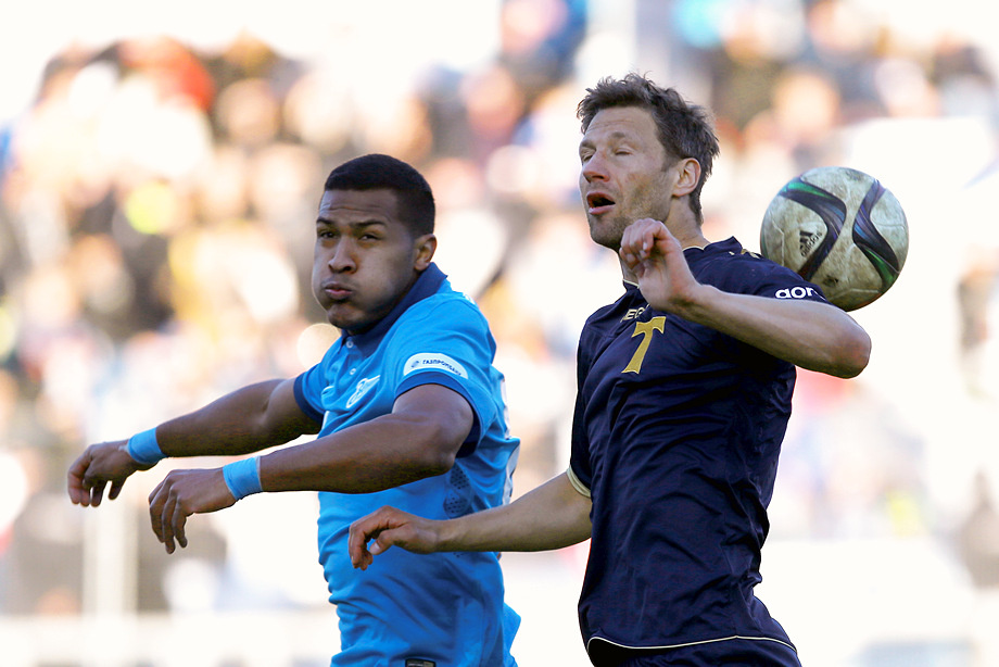 «Торпедо» – «Зенит» (Санкт-Петербург) – 1:1. Зенитовец Соломон Рондон и торпедовец Томас Микуцкис (справа).