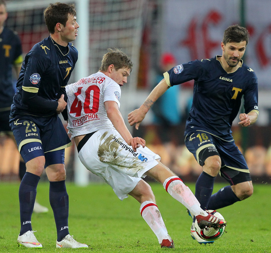 «Торпедо» – «Спартак» (Москва) - 0:1. Торпедовцы Динияр Билялетдинов (слева), Далибор Стеванович (справа) и спартаковец Артём Тимофеев.