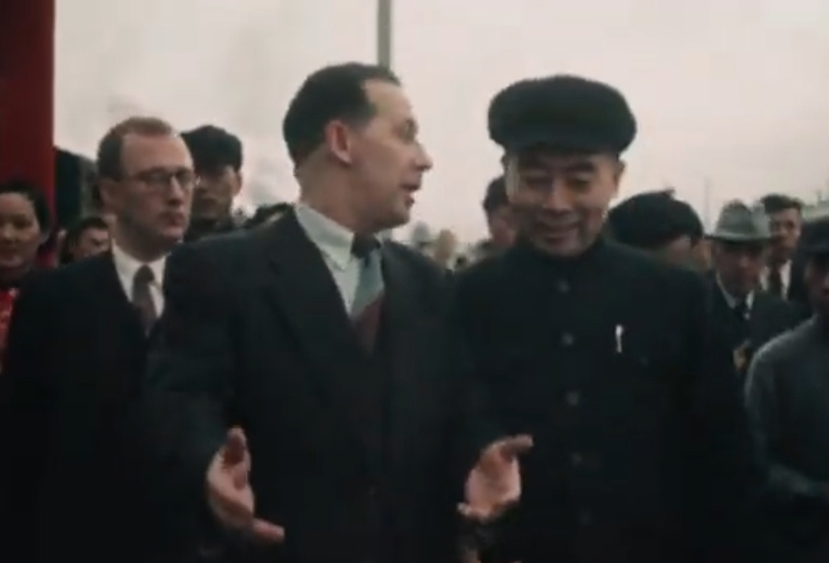 (слева направо) С.Л. Тихвинский, Н.В. Рощин и Чжоу Эньлай