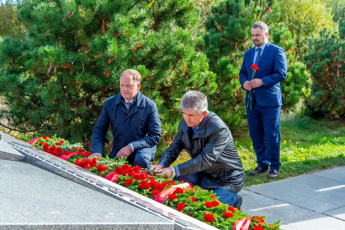 Генеральный директор ОДУ Север-Запада Сергей Шишкин и Председатель Комитета по ТЭК Ленинградской области Сергей Морозов возлагают цветы к памятнику героям энергетикам
