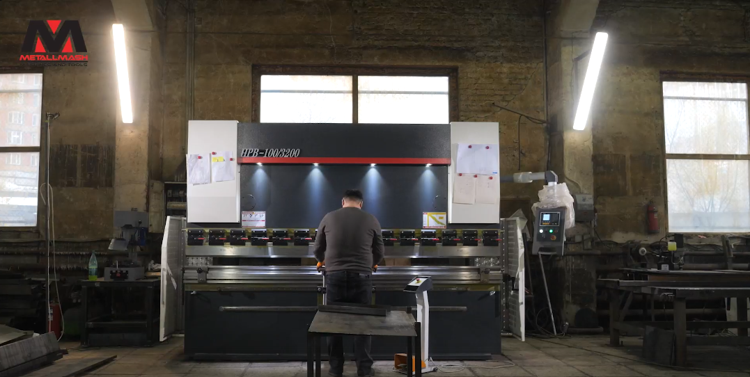 Гибка деталей на Bomei HPB100/3200