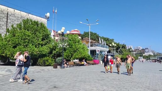 КТО ОТДЫХАЕТ в Крыму. МОРЕ ШТОРМИТ. Показываю набережную и пляжи Алушты. Жизнь и отдых в Алуште