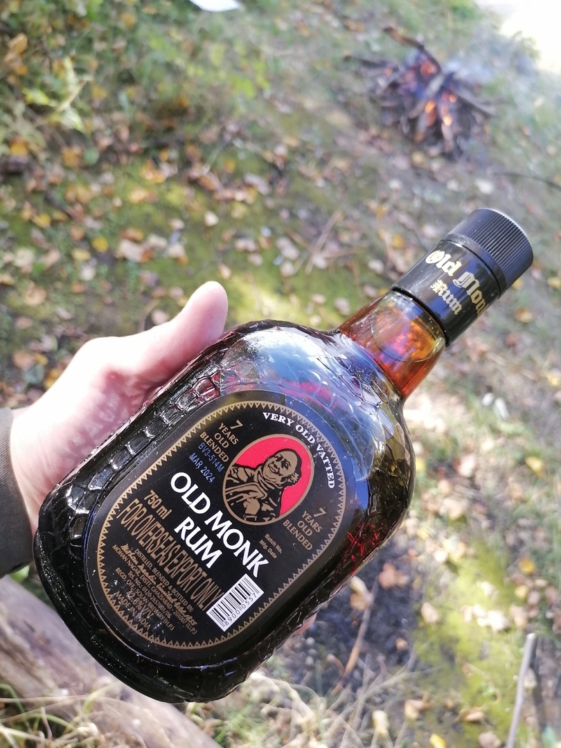 Говорят же, что напитку подышать нужно перед употреблением. Дышит вот, на природе.