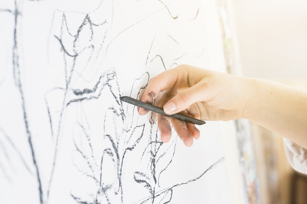 Техника росписи по стеклу позволяет создавать уникальные зеркала