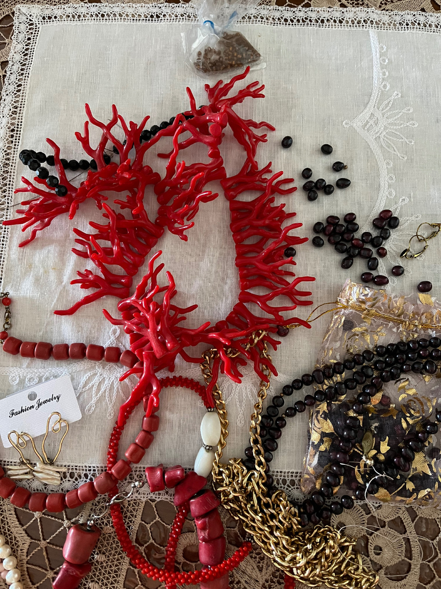 Здесь не все натуральные камни , в левом углу натуральный коралл. 