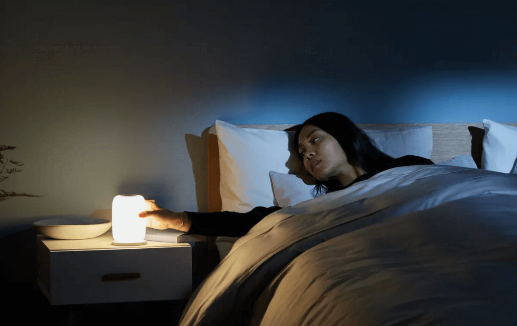    При свете у человека перестает вырабатываться мелатонин. Источник фото: ferra.ru