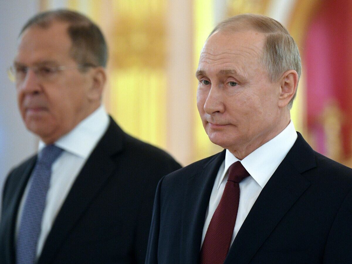    Президент РФ Владимир Путин и министр иностранных дел РФ Сергей Лавров на церемонии вручения верительных грамот вновь прибывших послов иностранных государств© РИА Новости / Евгений Биятов