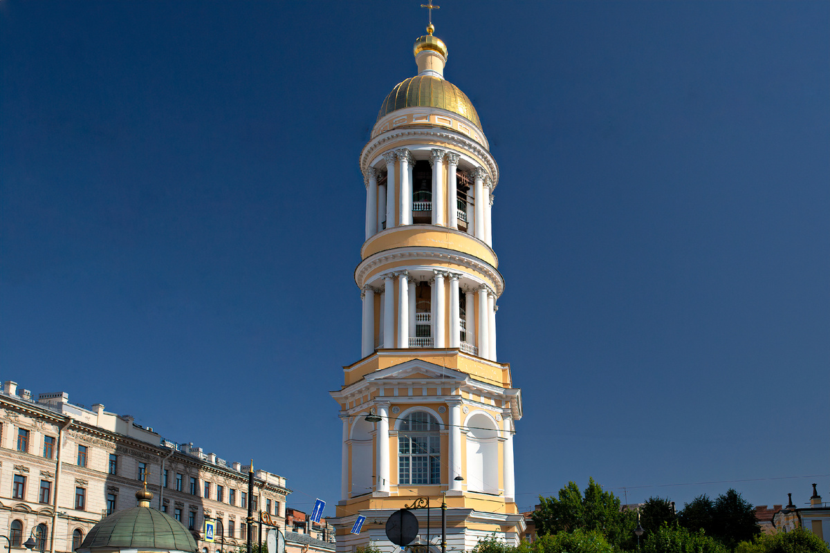 Вот туда, на самый верх будем подниматься.