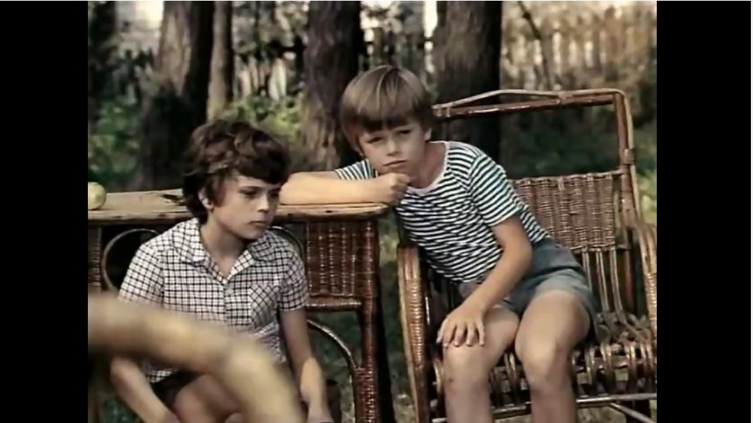 Дима Замулин филигранно играет двух братьев Завитайкиных - серьезного Сашу и раздолбая Лешку.