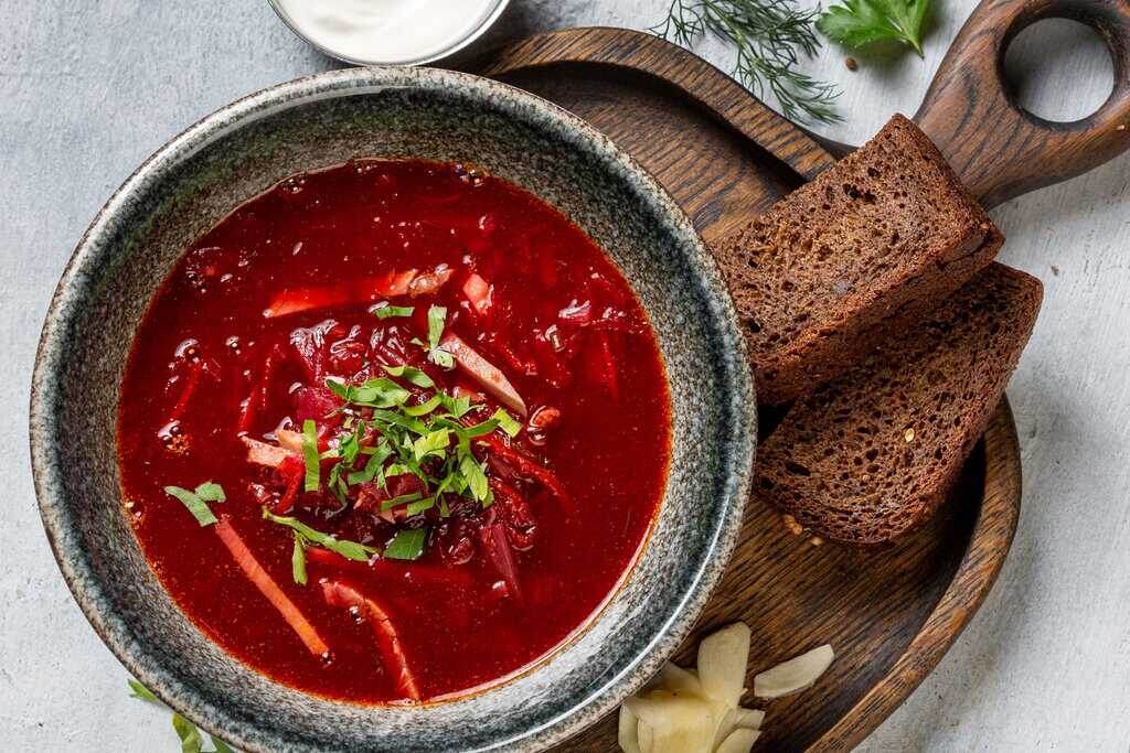 Борщ со сметаной и хрустящими гренками