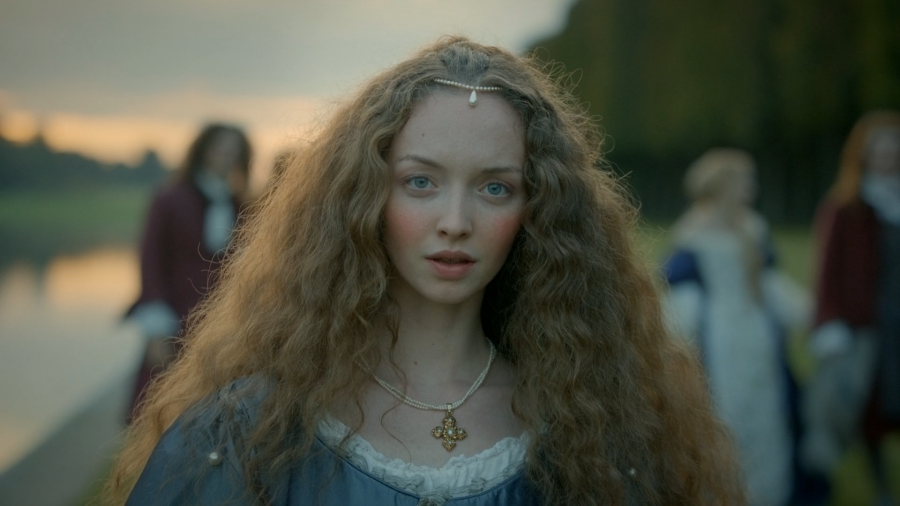 Эта девушка, появляющаяся в эпизоде того же "Версаля" подошла бы на роль Луизы намного больше. Источник: Яндекс.Картинки