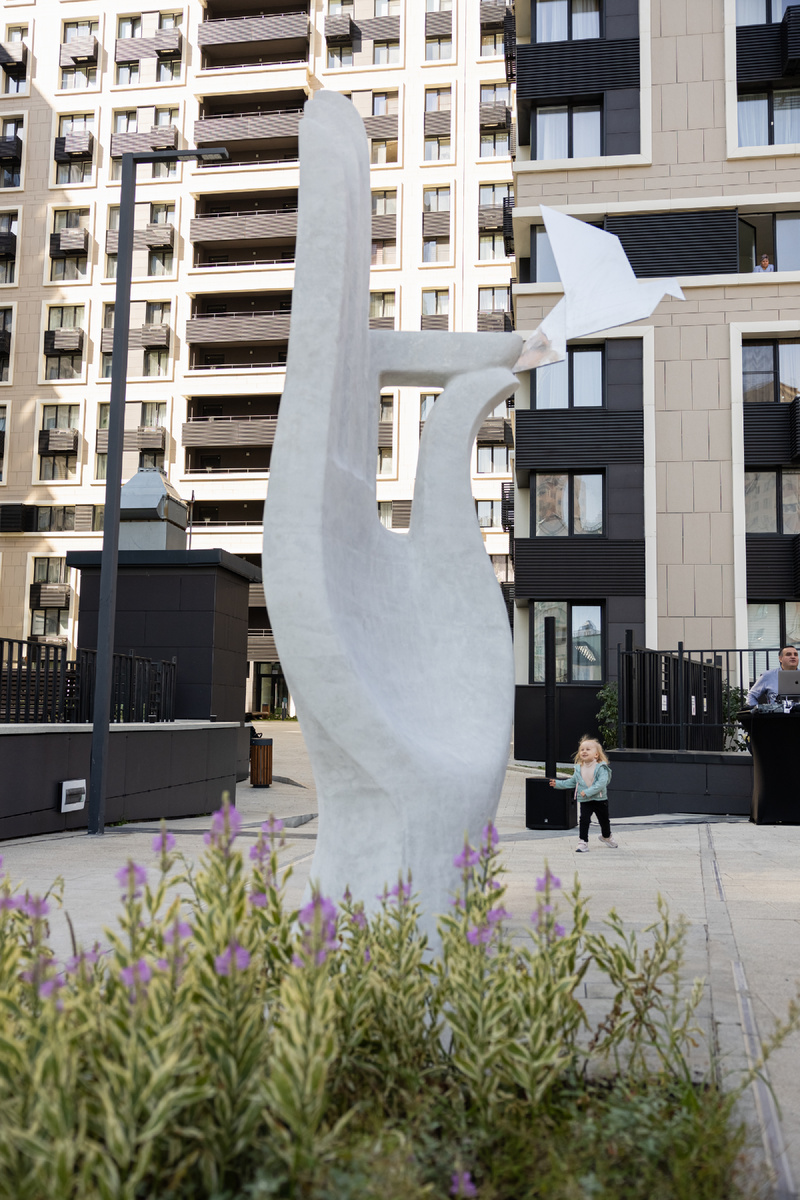 Скульптура отражает важность семейных ценностей, традиций добрососедства