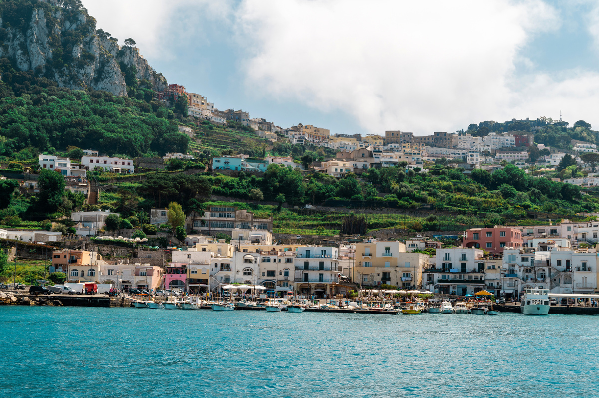 <a href="https://ru.freepik.com/free-photo/view-tyrrhenian-sea-coast-capri-italy_29220637.htm#fromView=search&page=1&position=9&uuid=b4ab3bb5-9187-40ff-b005-dc99506de7f8">Изображение от frimufilms на Freepik</a>