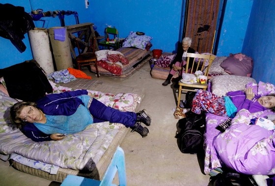    Местные жители живут в подвале школы-интерната, переоборудованной в приют, Суджа, Курская область, Россия