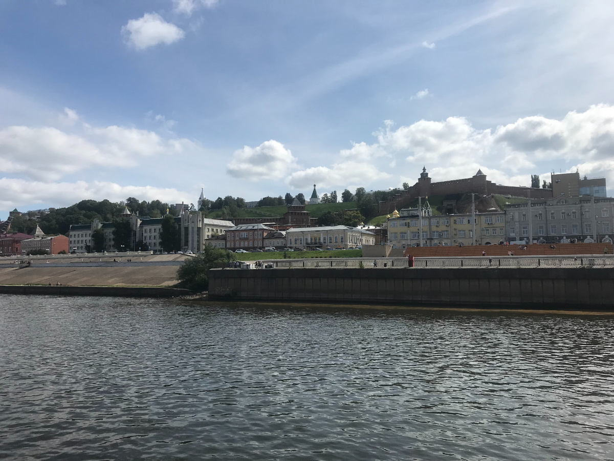 Где-то здесь ждет меня друг Анатолий. И тайна одного из имен Волги. Во-он там Кремль...