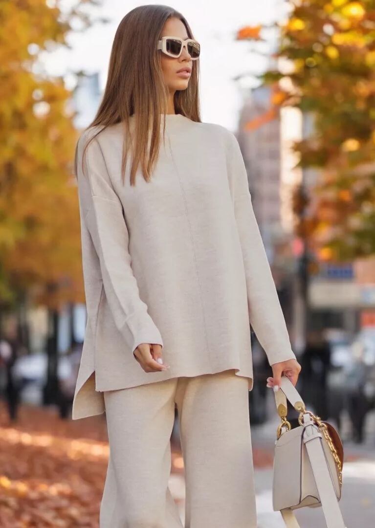 В костюм входят штаны и кофта