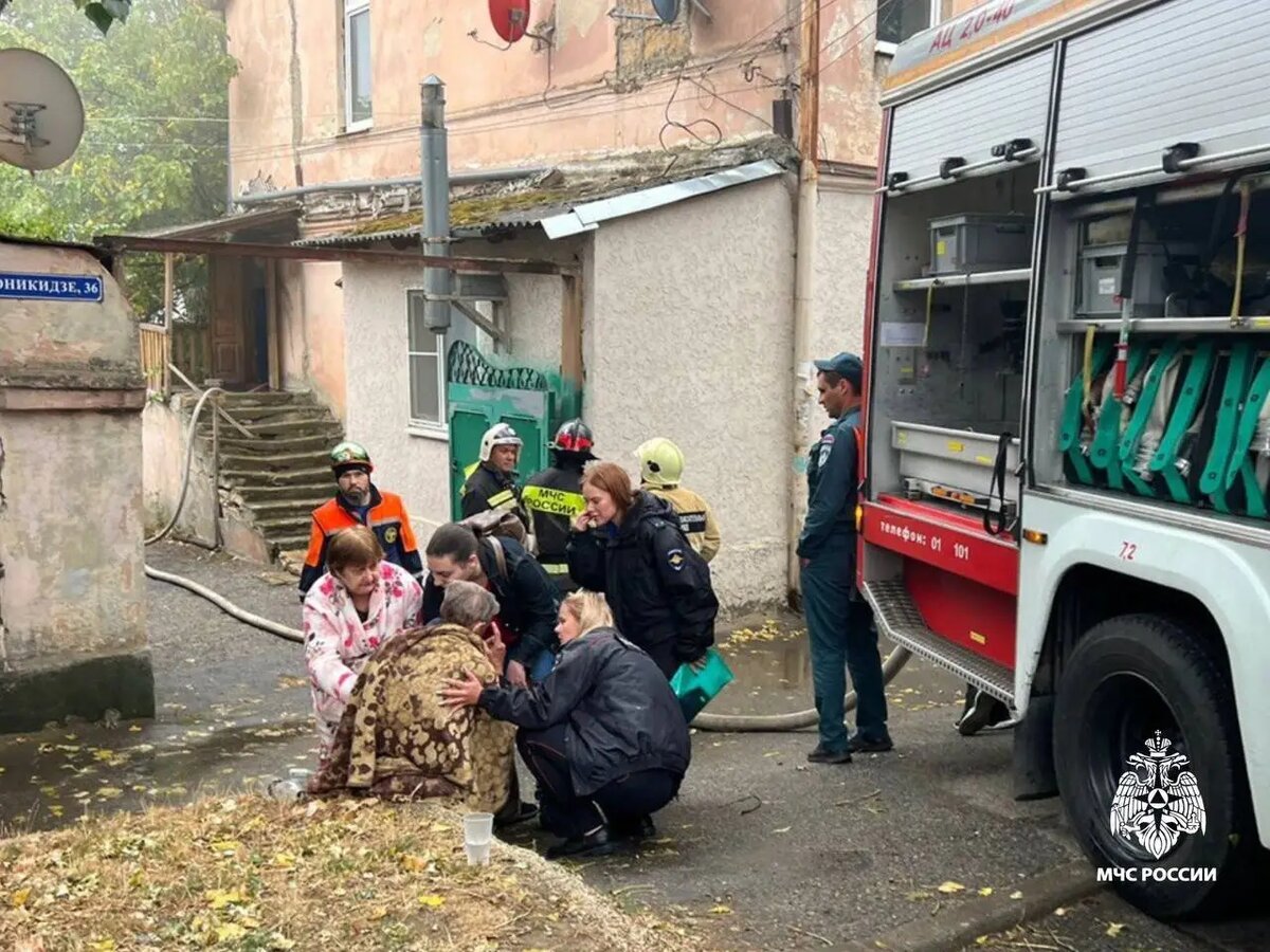    Днем в понедельник в Ставрополе произошел пожар в двухэтажном многоквартирном доме. © Оперативная съемка ГУ МЧС России по Ставрополью. Пресс-служба