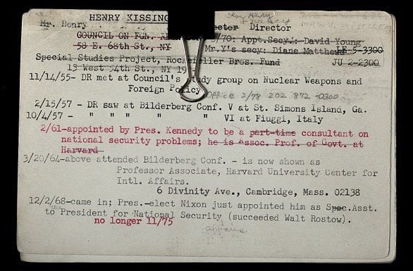 © Benjamin Hoste | WSJ. Карточки Генри Киссинджера из картотеки Дэвида Рокфеллера, заполненная на пишущей машинке
