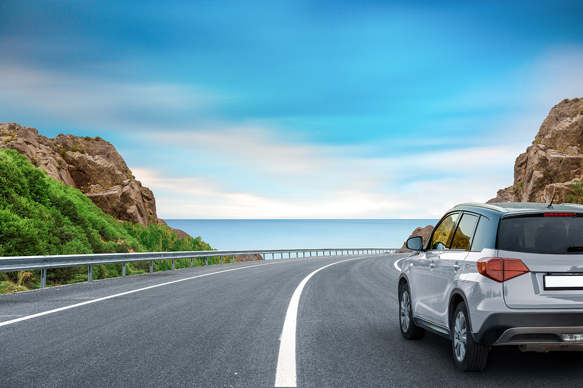    Проезжая часть и дорога соотносятся как частное и общее. А еще по дорогам двигается рельсовый транспорт. Источник: Shutterstock