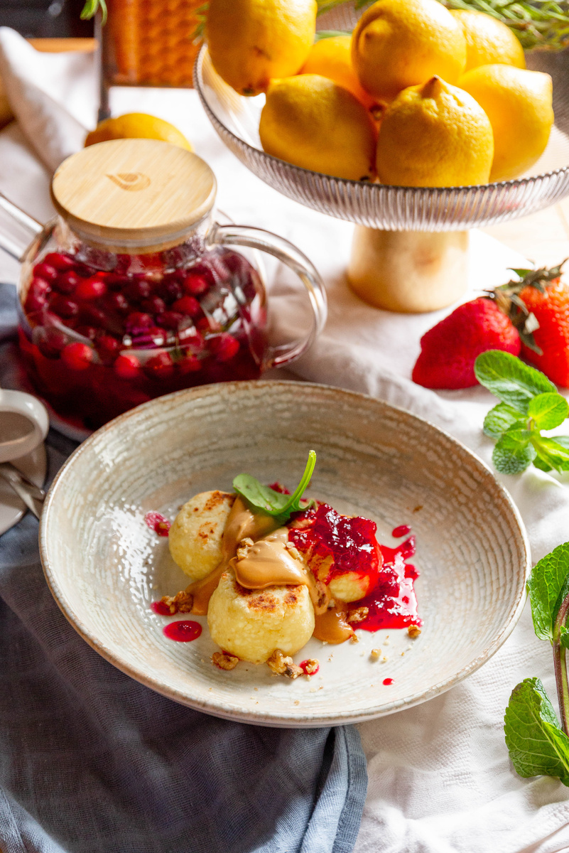 Сырники с муссом из сгущенки и домашним джемом