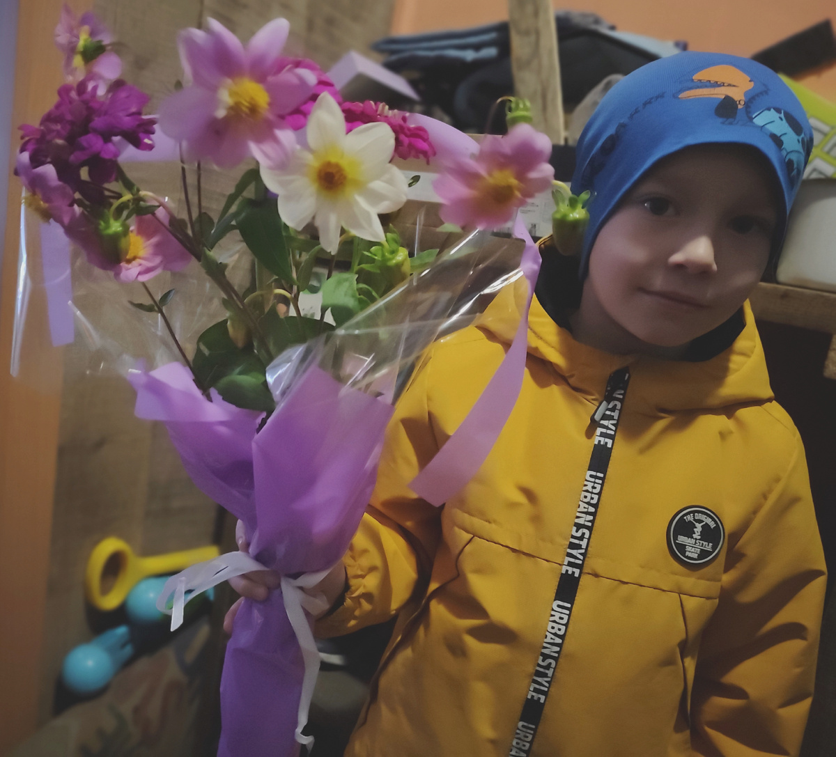 Вадюха с цветами, которые вырастил Паша