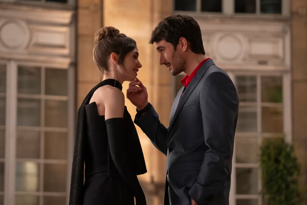 Кадр из сериала «Эмили в Париже»/Harpersbazaar.com