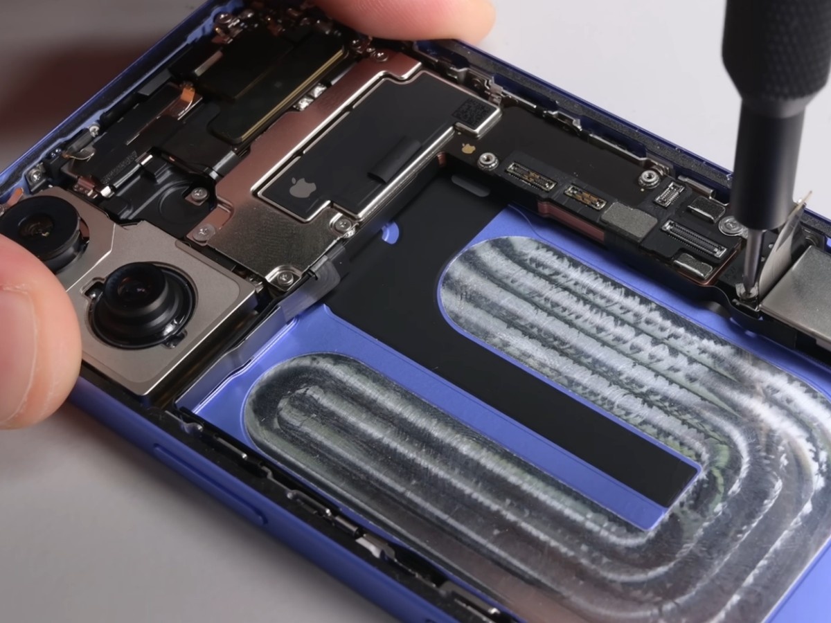    iFixit: в iPhone 16 используется инновационный способ крепления аккумулятора [ВИДЕО]