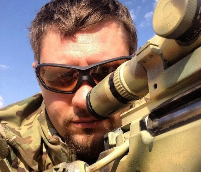 Фото Антона Геннадьевича с его штатным оружием. Он был высококвалифицированным снайпером