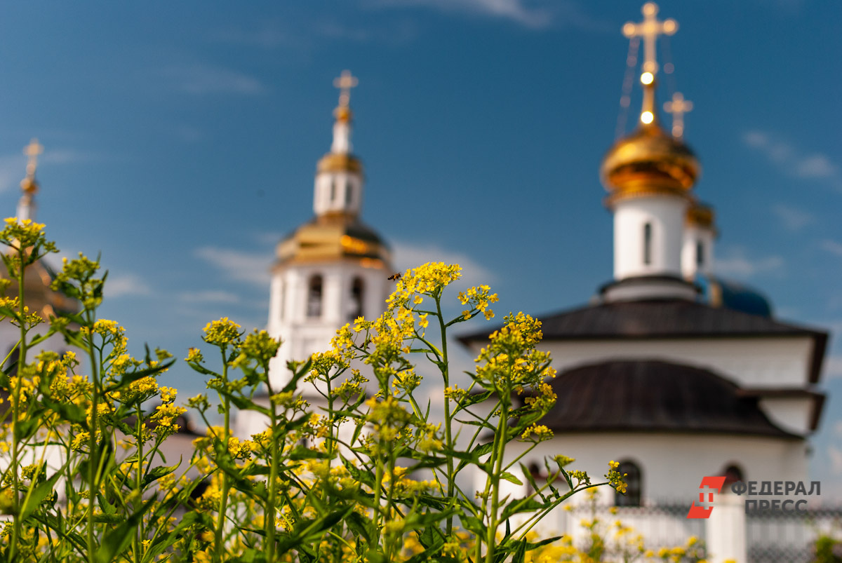 Верующие граждане перекрыли дорогу, требуя вернуть священников.  Фото: Фото: ФедералПресс / Елена Ельцова