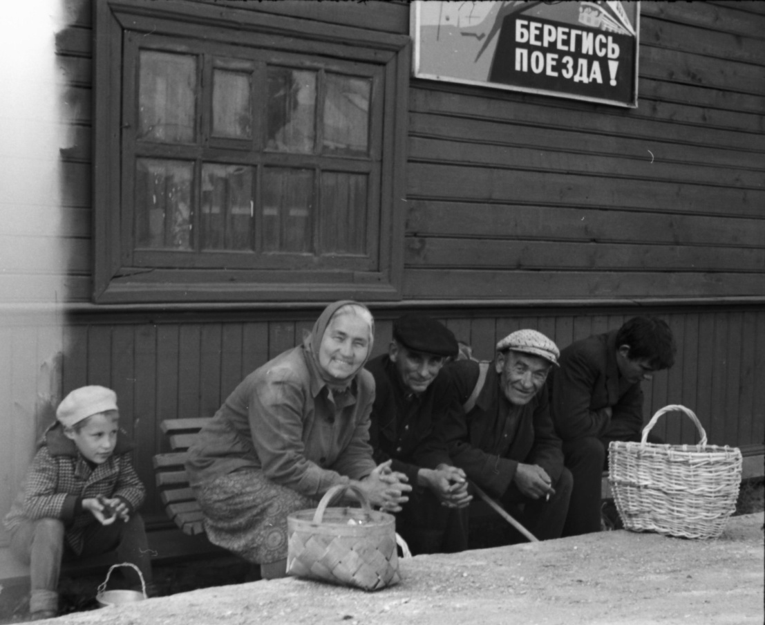 Пассажиры, ожидающие поезда Бологое — Сонково на станции Удомля, 1969