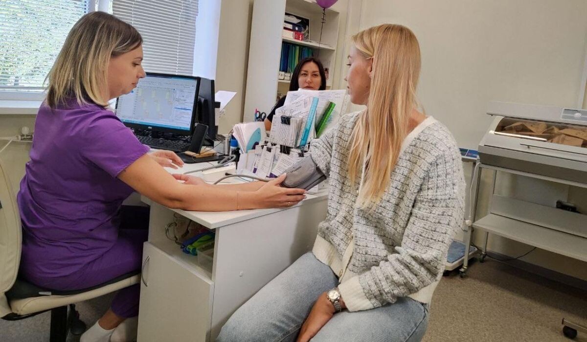     Девушка на приеме у врача. Источник: volgograd.ru Автор фото: Администрация Волгоградской области