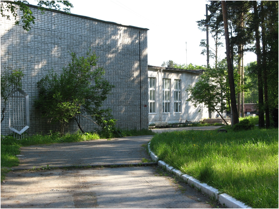 Административный корпус. На переднем плане стена кружка "Юный мастер". Вдали, наша столовая с огромными витражами. Фото автора