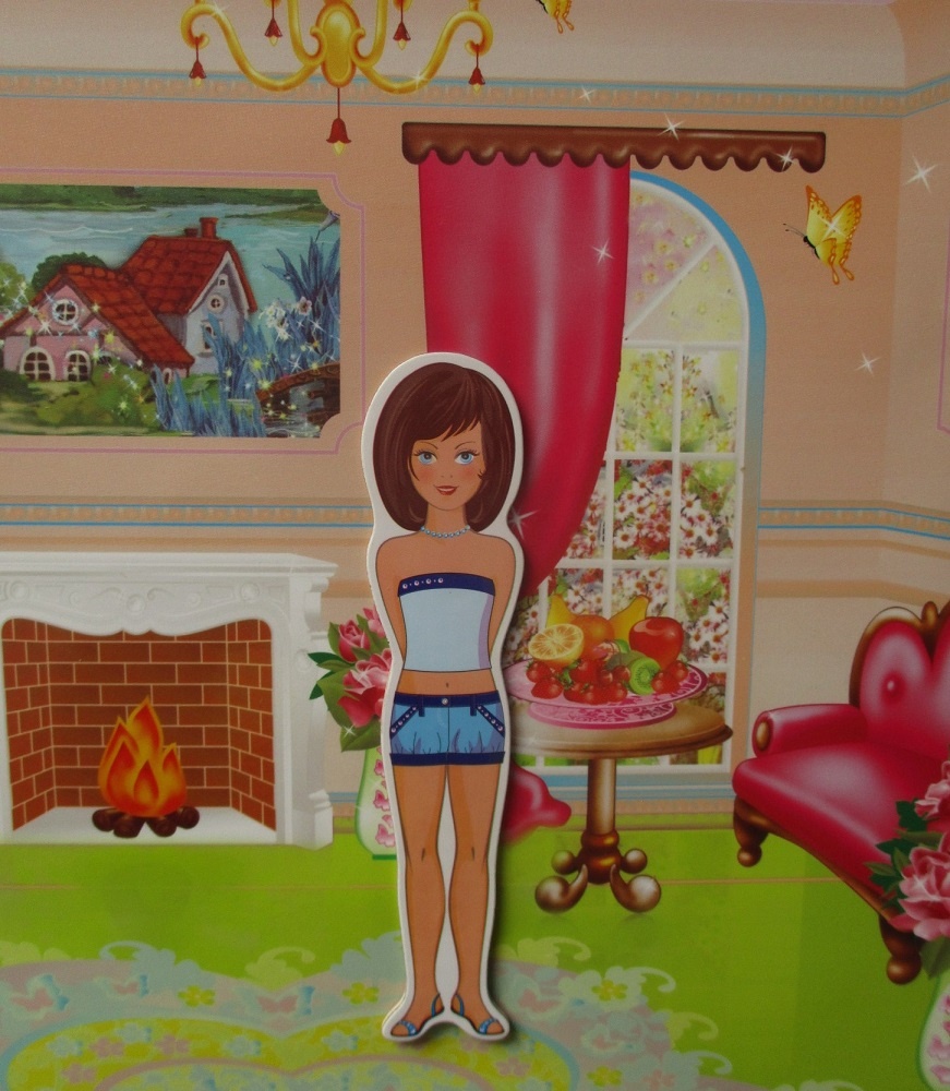 Задняя сторона с фоном и куклой в белье.