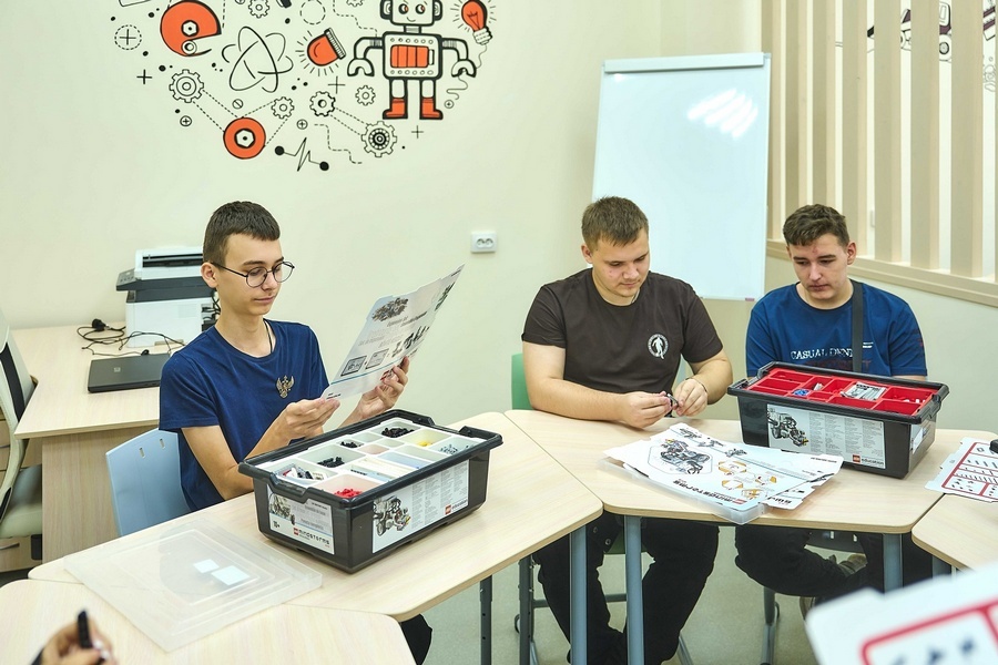    В Центре сетевого взаимодействия школы №6 для детей оборудованы классы электротехники, робототехники, автодела. Компания «Металлоинвест» направила 13,4 миллиона рублей в рамках социально-экономического партнерства с Железногорском и Курской областью