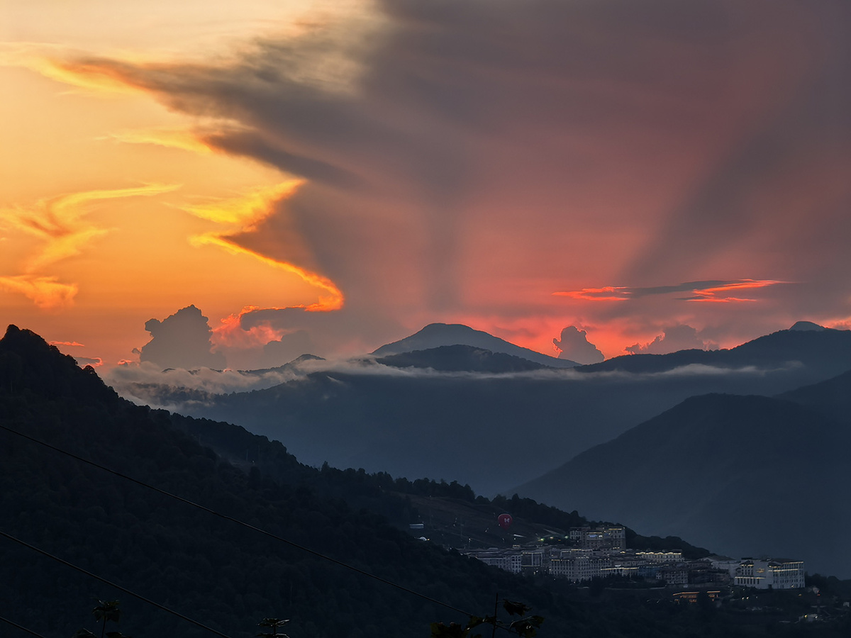 Закат на Роза Хутор, вид на Красную Поляну и гору Ачишхо. Снято на Huawei Pura70 Ultra.