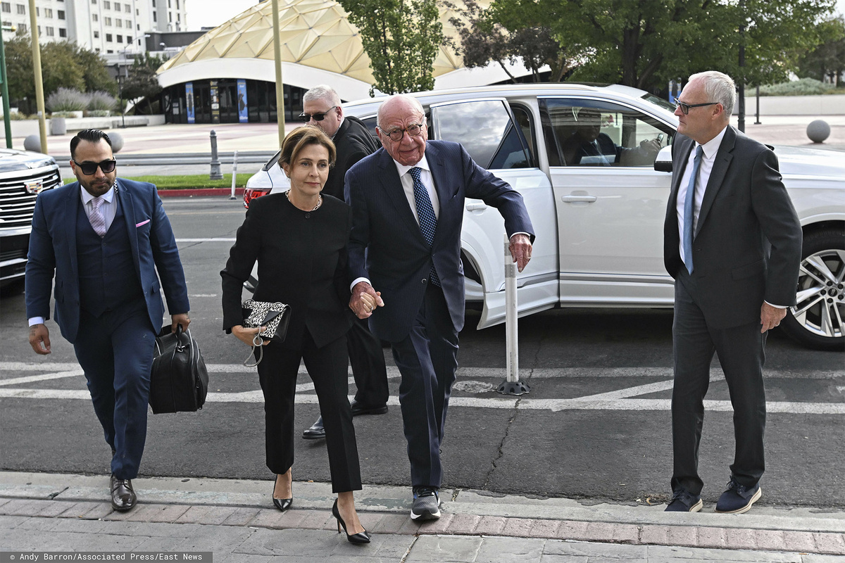    Руперт Мердок и его жена Елена у здания суда