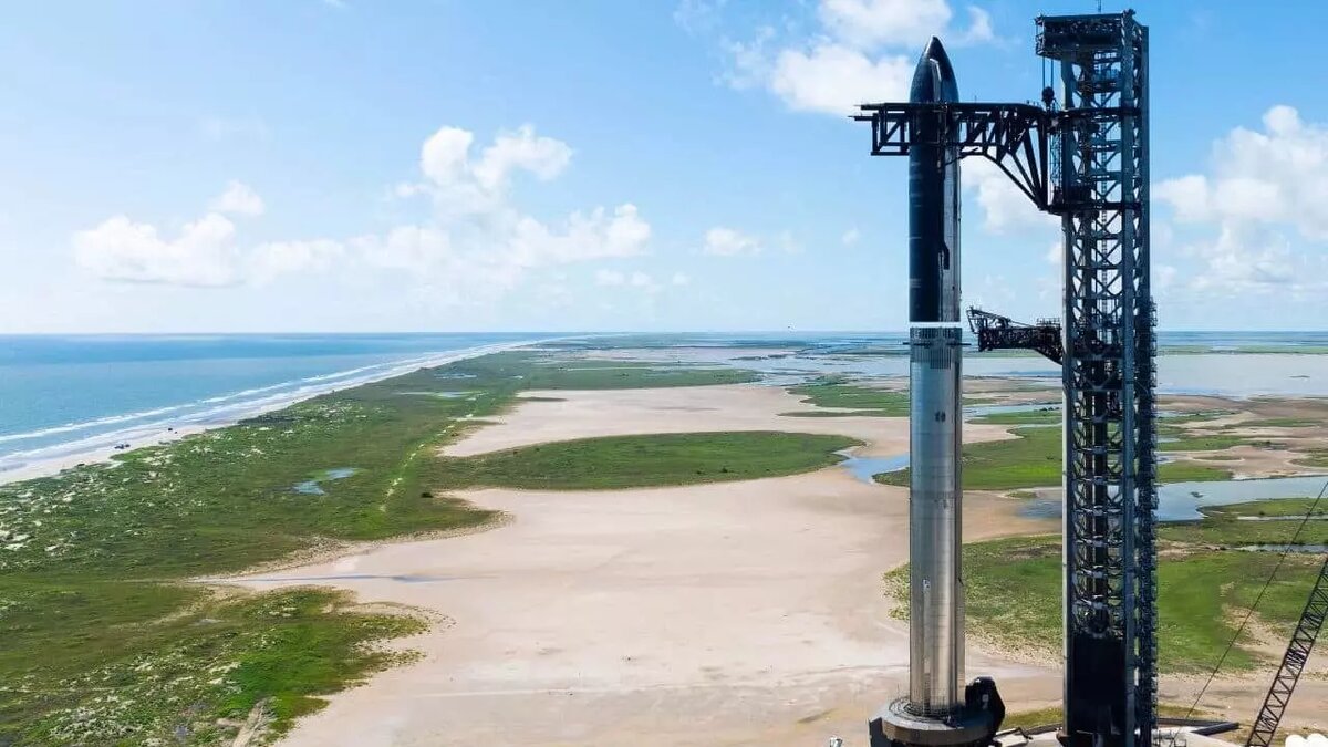 На космодроме Starbase компания SpaceX собрала ракету и космический корабль для пятого испытательного полета. Фото: x.com/spacex