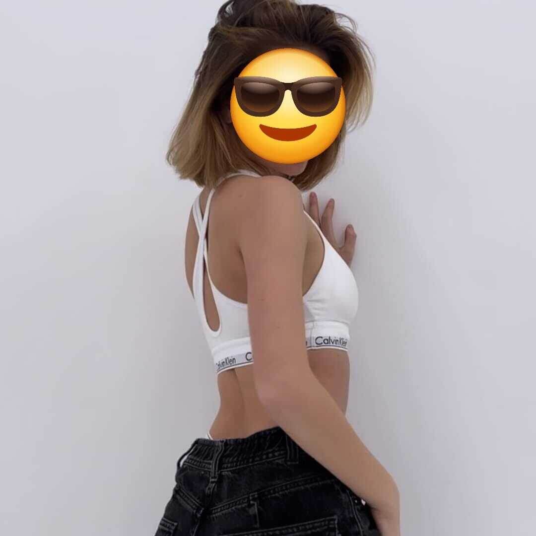 Хорошенькая такая, холеная милая куколка  с детским лицом (бейби фейс)... На отдыхе оказалась одна-одинешенька, без мамы с папой, друзей  и мужа... Беда!  Фото с о странички мордокниги автора письма. 