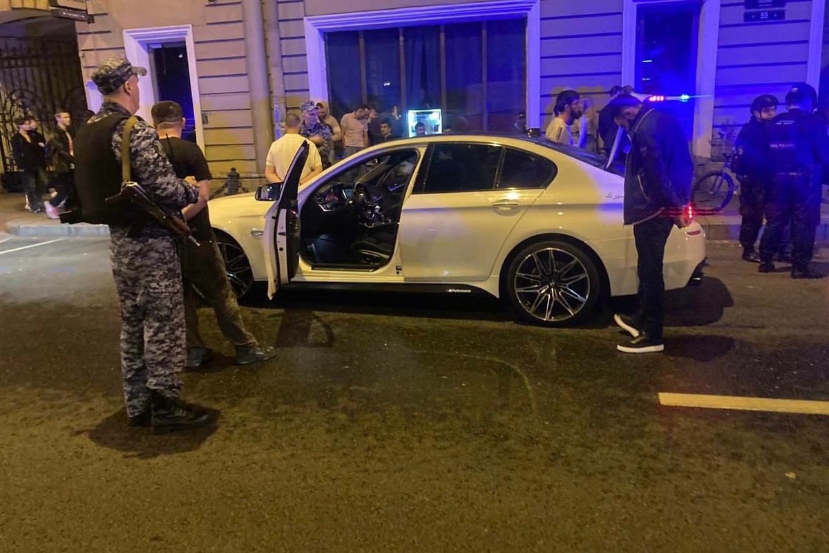 Сегодня в 02.42 сотрудники отдела вневедомственной охраны по Центральному району Санкт-Петербурга получили информацию о том, что неизвестный открыл стрельбу возле ночного клуба на Литейном проспекте. 
Незамедлительно прибыв по данному адресу, наряд Росгвардии установил, что четверых мужчин не пустили в ночной клуб, т.к один из них находился в состоянии сильного алкогольного опьянения. В ходе конфликта с охраной клуба нетрезвый гражданин вышел на улицу и произвел серию выстрелов из травматического пистолета в воздух, после чего вся компания села в автомобиль и попыталась скрыться с места происшествия, однако была задержана сотрудниками Росгвардии.

Наряд вневедомственной охраны доставил задержанных в 78 отдел полиции.