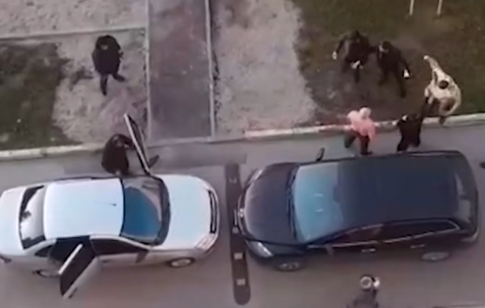 Начало драки. Агрессоры вышли из белого авто. Скриншот видео Readovka