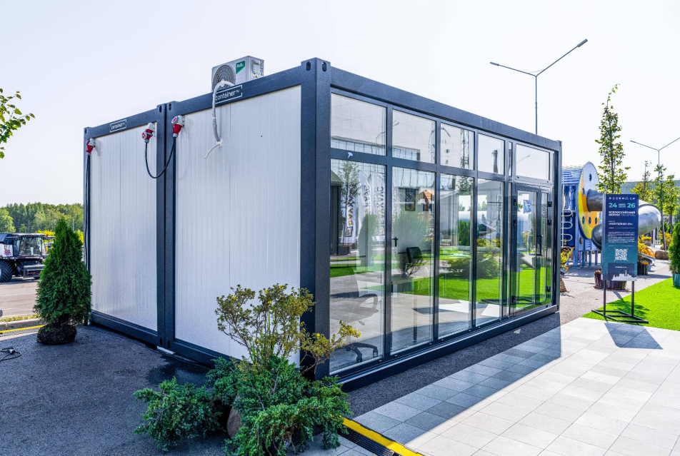 Здание с панорамным остеклением