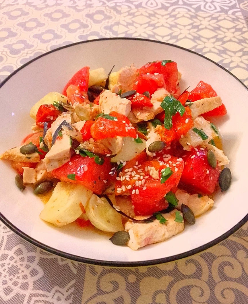 Тёплый салат с кабачком, сладким помидором и индейкой с заправкой из оливкового масла и винного уксуса