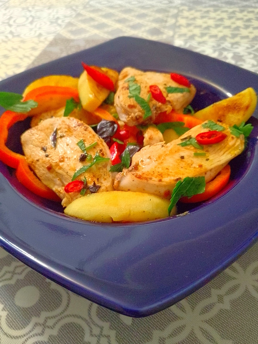 Сочная грудка с гарниром из болгарского перца, яблоком, перцем чили с зеленью