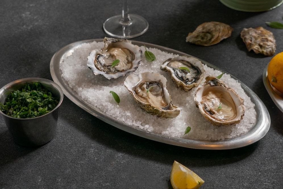 Источник: https://img.freepik.com/free-photo/dish-made-oysters-with-citrus-ice-cubes_23-2150320488.jpg?t=st=1741968498~exp=1741972098~hmac=a09ce5b909eb7dd6aa717806bde4f17c94931e631951fe72f0e85f1d9d02c905&w=996