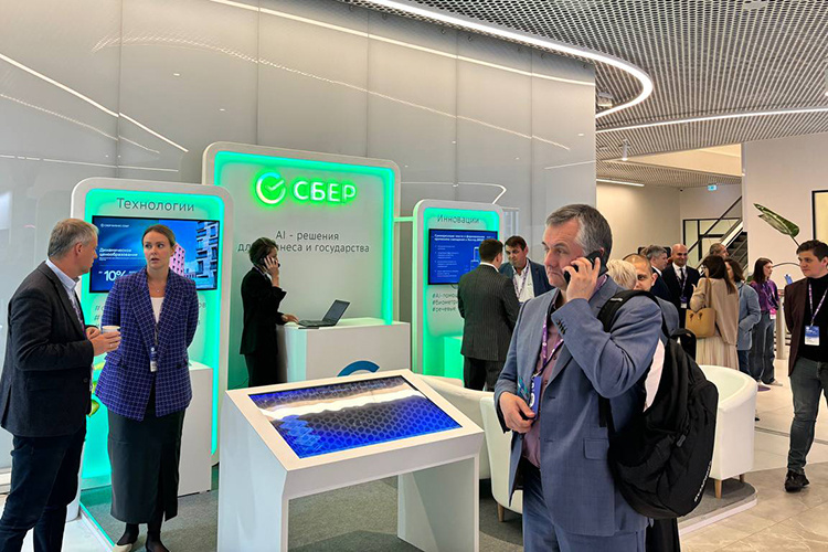    В специальных боксах представители компаний вели переговоры о сотрудничестве, пока по площадке расхаживали самые разные роботы — завсегдатаи всех отечественных цифровых форумов.   
Фото: Мария Кузьмина