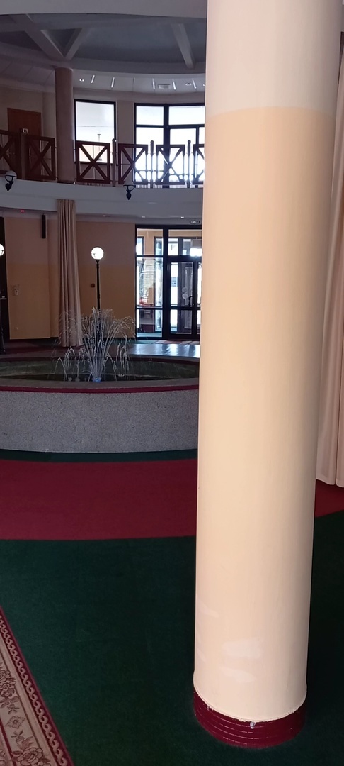 Фонтанчик в холле вместо тренажеров. Фото сына автора.