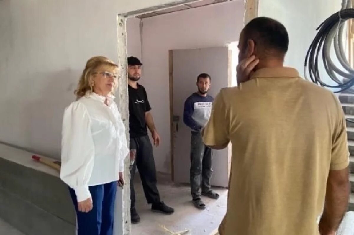    Депутат ЗС Галина Кудрявцева проверила ход капремонта ДК и больницы в Оёке