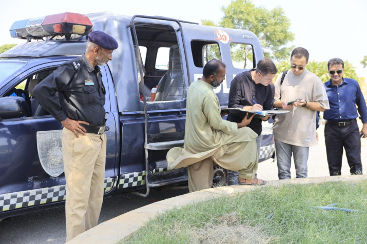 Иван Чайка оставляет запись в Книге почетных гостей Чауханди. Фото: Дмитрий Гриценко