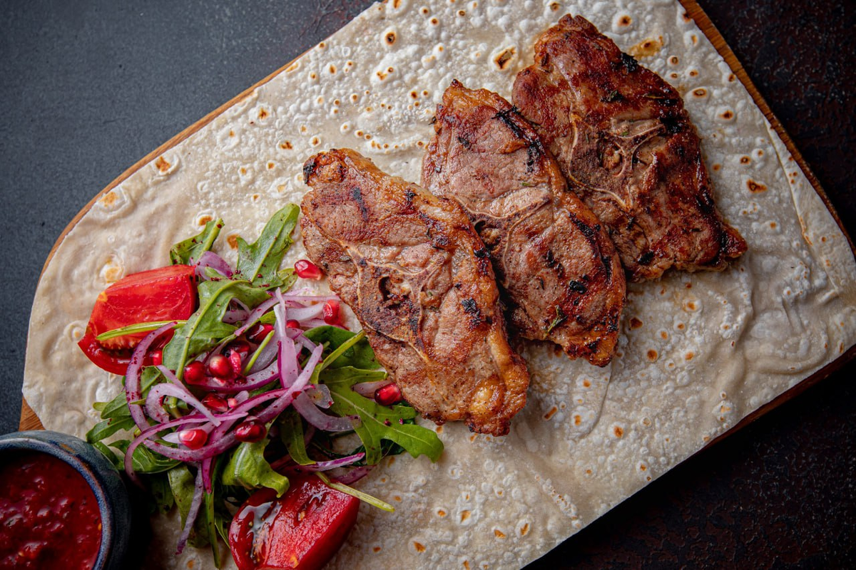 Фото: Стейк тибон из баранины в ресторане «Ткемали»